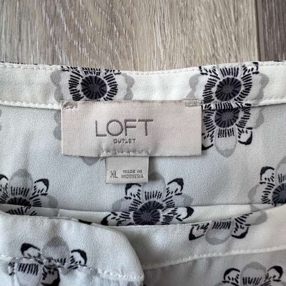 🛍️Loft  Half button front  sleeveless Top  Size XL - Picture 4 of 5